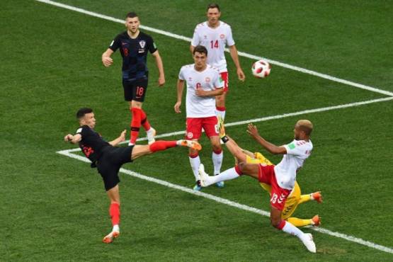 Croatia's forward Ivan Perisic (L) vies with Denmark's defender Mathias Jorgensen (R) during the Russia 2018 World Cup round of 16 football match between Croatia and Denmark at the Nizhny Novgorod Stadium in Nizhny Novgorod on July 1, 2018. / AFP PHOTO / Martin BERNETTI / RESTRICTED TO EDITORIAL USE - NO MOBILE PUSH ALERTS/DOWNLOADS