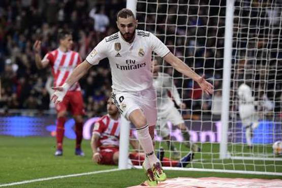 Real Madrid's French forward Karim Benzema celebrates after scoring during the Spanish Copa del Rey (King's Cup) quarter-final first leg football match between Real Madrid CF and Girona FC at the Santiago Bernabeu stadium in Madrid on January 24, 2019. (Photo by JAVIER SORIANO / AFP)
