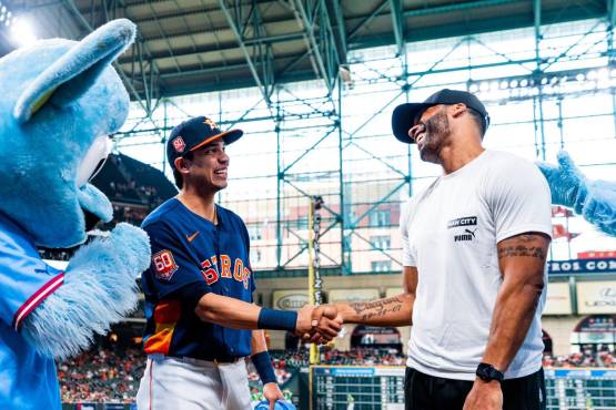Mauricio Dubón junto a Lescot antes del inicio del encuentro en las Grandes Ligas.