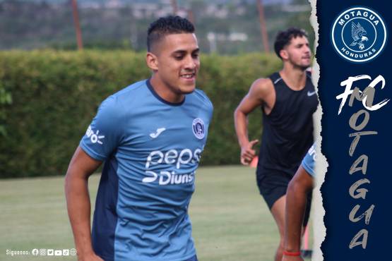 El chileno Marcos Morales (atrás) en el entrenamiento del martes.