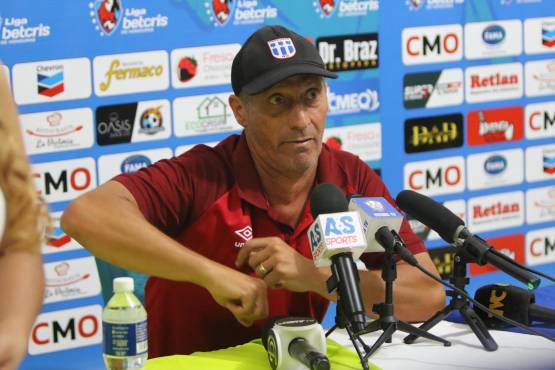 Troglio se calienta cuando le preguntan por el invicto y se va de conferencia en medio de un alegato con periodista