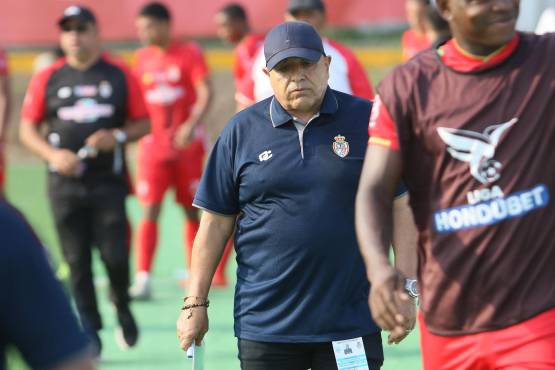 Carlos de Toro, técnico argentino, desciende con la Real Sociedad de Honduras.