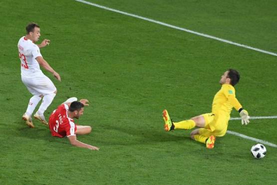 Switzerland's forward Xherdan Shaqiri (L) scores his team's second goal during the Russia 2018 World Cup Group E football match between Serbia and Switzerland at the Kaliningrad Stadium in Kaliningrad on June 22, 2018. / AFP PHOTO / Patrick HERTZOG / RESTRICTED TO EDITORIAL USE - NO MOBILE PUSH ALERTS/DOWNLOADS