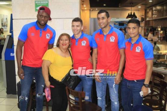 Cristian Maidana junto a Garrido, Arboleda y Pineda le obsequian fotografía a una aficionada. Foto: Ronal Aceituno
