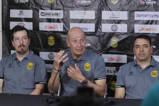 El preparador físico Gaston González y el asistente Santiago Gadea acompañan a Miguel Falero en el cuerpo técnico del Real España. FOTO: Neptalí Romero