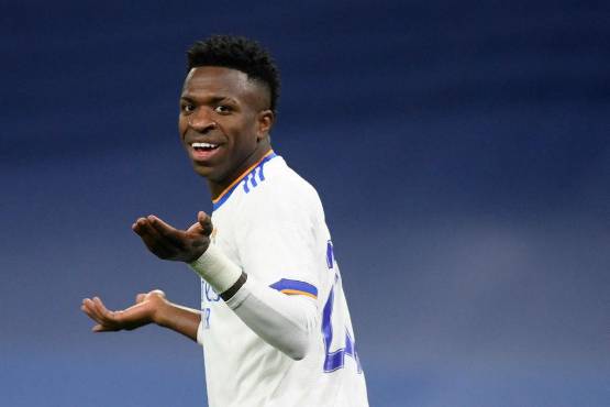 Vinicius avisa al Inter de Milán en el arranque del partido.