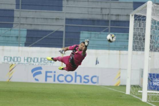 Volada de Gerson Argueta ante el potente remate de Jhow Benavídez.