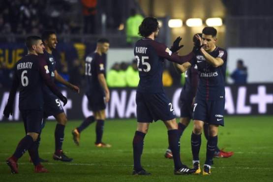 Paris Saint-Germain's French midfielder Adrien Rabiot (C) celebrates with teammates after scoring a goal during the French League Cup quarter-final football match between Amiens (ASC) and Paris Saint-Germain (PSG) at the Licorne Stadium in Amiens, northern France, on January 10, 2018. / AFP PHOTO / FRANCOIS LO PRESTI
