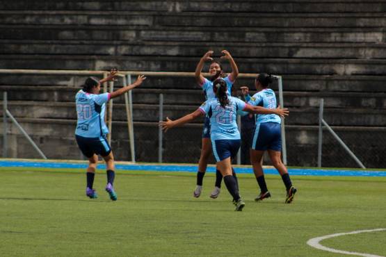 Dana Baquedano celebra el primer gol oficial de la competencia.