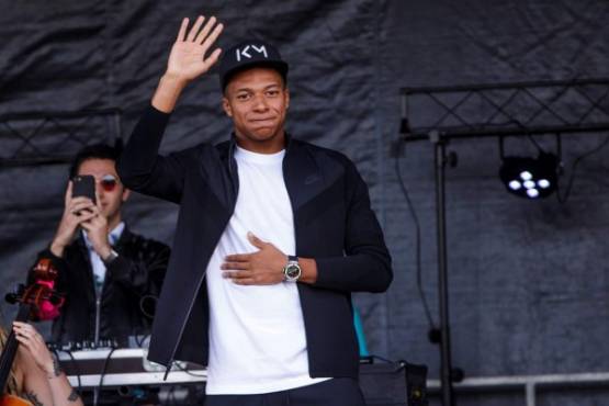 EPA233. BONDY (FRANCIA), 17/10/2018.- El futbolista francés Kylian Mbappé saluda durante su visita al estadio Leo Lagrange, en Bondy, Francia, el 17 de octubre del 2018. EFE/Christophe Petit Tesson