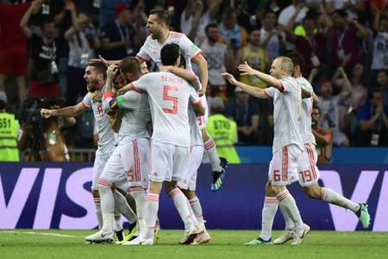 Spain's players celebrate a goal during the Russia 2018 World Cup Group B football match between Portugal and Spain at the Fisht Stadium in Sochi on June 15, 2018. / AFP PHOTO / PIERRE-PHILIPPE MARCOU / RESTRICTED TO EDITORIAL USE - NO MOBILE PUSH ALERTS/DOWNLOADS