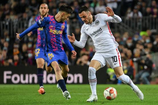 Pedri abandonó el campo por lesión. Solo pudo jugar 45 minutos.