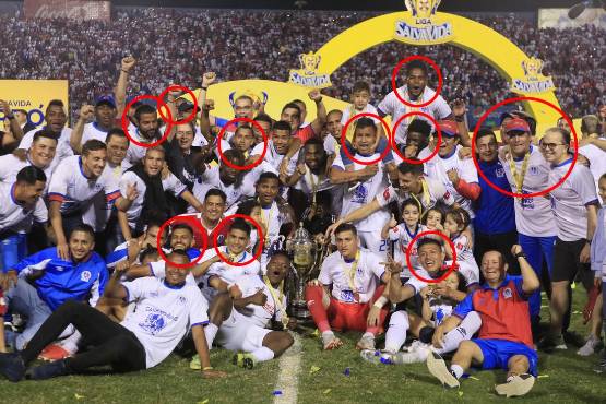 Los nueve jugadores que se coronaron tetracampeones con el Olimpia de Troglio.