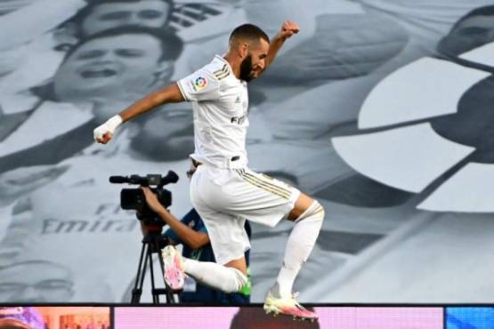 Karim Benzema abrió el marcador en el Real Madrid-Villarreal. El club blanco está consiguiendo el título con esta victoria.