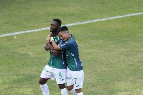 Clayvin Zúniga celebró a lo ‘Wakanda’; Isaac Castillo lo abraza. FOTOS: Neptalí Romero