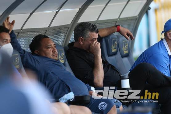Diego Vázquez en el banquillo de Motagua derramando lágrimas. Foto: Alex Pérez.