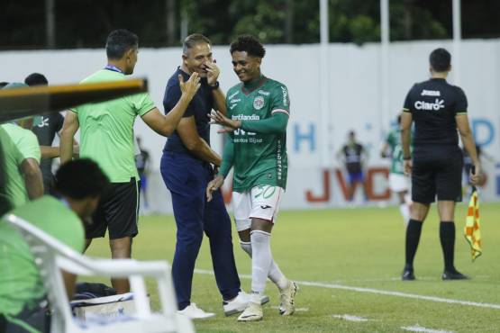 Sacaza y la Tota Medina, felices con el triunfo.