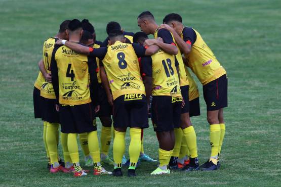 El Real España la pasó mal en el estadio Nacional está 2-0 abajo en el marcador en la gran final ante Olimpia.