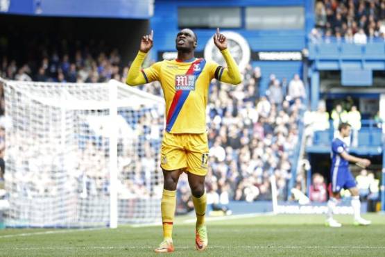Crystal Palace's Zaire-born Belgian striker Christian Benteke celebrates after scoring their second goal during the English Premier League football match between Chelsea and Crystal Palace at Stamford Bridge in London on April 1, 2017. / AFP PHOTO / Ian KINGTON / RESTRICTED TO EDITORIAL USE. No use with unauthorized audio, video, data, fixture lists, club/league logos or 'live' services. Online in-match use limited to 75 images, no video emulation. No use in betting, games or single club/league/player publications. /