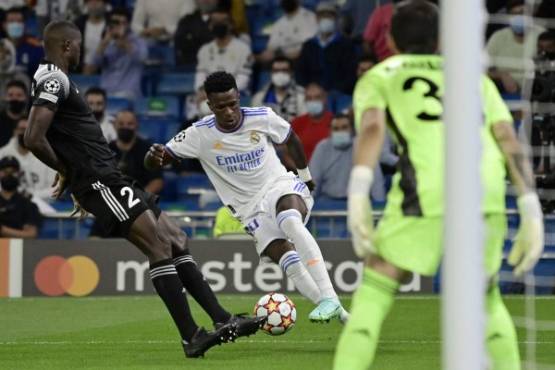 Sheriff's Colombian defender Danilo Arboleda vies with Real Madrid's Brazilian forward Vinicius Junior (R) during the UEFA Champions League first round group D footbal match between Real Madrid and Sheriff Tiraspol at the Santiago Bernabeu stadium in Madrid, on September 28, 2021. (Photo by JAVIER SORIANO / AFP)