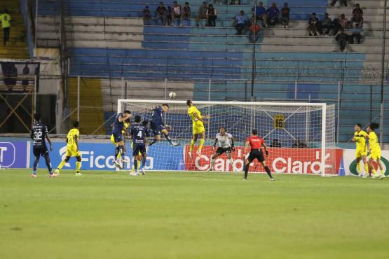 Motagua derrota al Real España con golazo del Zapatilla Mejía, pero deja abierta la serie de semifinales