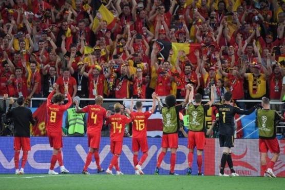 Belgium's players celebrate with fans at the end of the Russia 2018 World Cup Group G football match between England and Belgium at the Kaliningrad Stadium in Kaliningrad on June 28, 2018. / AFP PHOTO / Patrick HERTZOG / RESTRICTED TO EDITORIAL USE - NO MOBILE PUSH ALERTS/DOWNLOADS