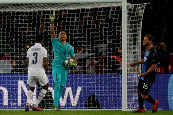 Paris Saint-Germain's Costa Rican Keylor Navas (C) celebrates after saving a penalty during the UEFA Champions League Group A football match between Paris Saint-Germain (PSG) and Club Brugge at the Parc des Princes stadium in Paris on November 6, 2019. (Photo by Thomas SAMSON / AFP)