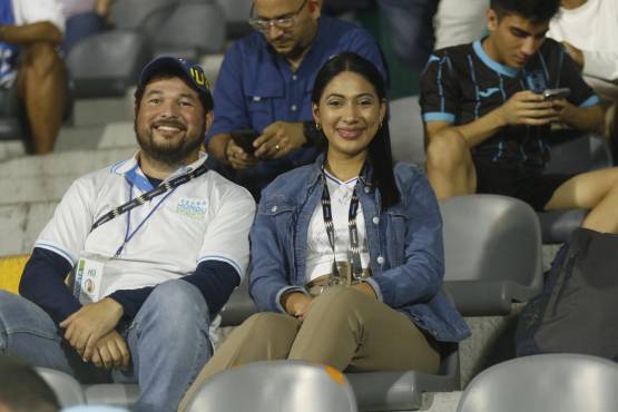 La belleza femenina hondureña sobresale en las gradas del estadio Morazán.