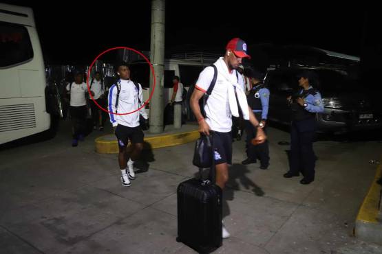 El delantero isleño llegando al inmueble capitalino con el palntel albo.