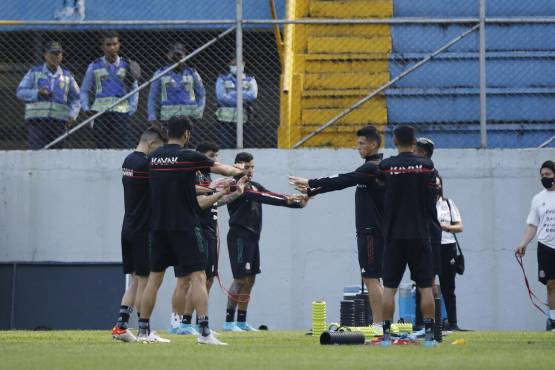 Parte del entrenamiento de la Selección de México esta tarde en el estadio Morazán. Foto DIEZ: Neptalí Romero