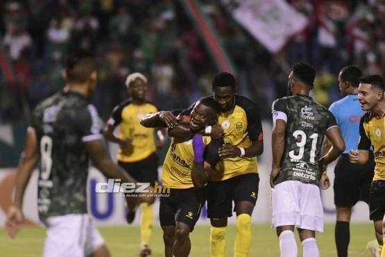 Júnior Lacayo celebrando su anotación junto a Carlos Bernárdez. Foto: Josep Amaya.