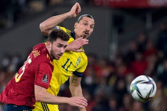 Spain's defender Aymeric Laporte (L) fights for the ball with Sweden's forward Zlatan Ibrahimovic during the FIFA World Cup Qatar 2022 qualification group B football match between Spain and Sweden, at La Cartuja Stadium in Seville, on November 14, 2021. (Photo by JORGE GUERRERO / AFP)