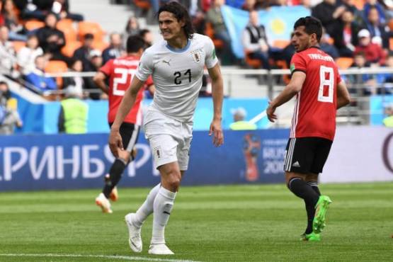 Uruguay's forward Edinson Cavani (L) looks on after a shot that was saved during the Russia 2018 World Cup Group A football match between Egypt and Uruguay at the Ekaterinburg Arena in Ekaterinburg on June 15, 2018. / AFP PHOTO / Anne-Christine POUJOULAT / RESTRICTED TO EDITORIAL USE - NO MOBILE PUSH ALERTS/DOWNLOADS