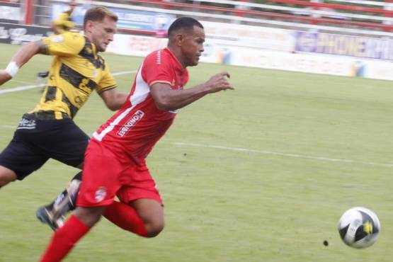 Rony Martínez fue el hombre de peligro en la Real Sociedad. FOTO: José Luis Barralaga