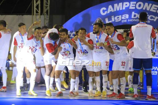 Bryan Beckeles lo hace de nuevo: Sorprende a un compañero con un beso en plena entrevista ¿cuántos son ya?