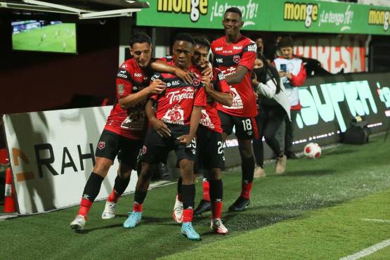 ¡Hondureño Bryan Félix anota su primer gol en Costa Rica y le da el triunfo al Alajuelense contra San Carlos!
