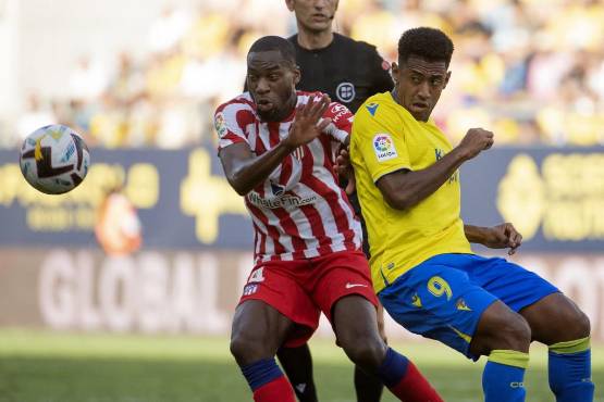 Choco Lozano jugó 74 minutos y estuvo muy participativo buscando la pelota en la zona defensiva del Cádiz.