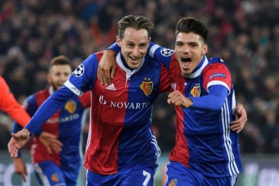 Basel's Swiss midfielder Luca Zuffi (L) celebrates with teammate Basel's Italian defender Raoul Petretta (R) after scoring a goal during the UEFA Champions League Group A football match between FC Basel and CSKA Moscow at Saint Jakob-Park Stadium on October 31, 2017 in Basel. / AFP PHOTO / Fabrice COFFRINI