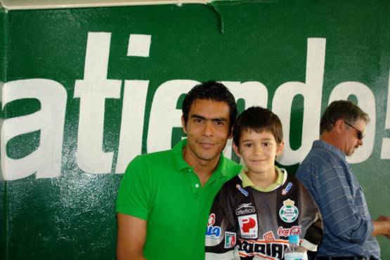 Aleco es fiel seguidor de Santos, aquí con Oswaldo Sánchez, mítico exportero de la institución.