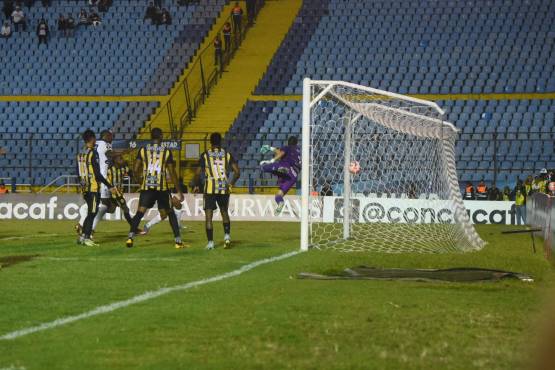Postal del tercer gol del Comunicaciones por obra de Erick Gónzalez. FOTO: EU Deportes