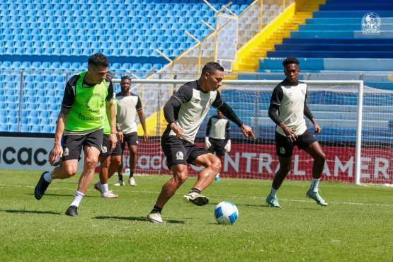 Olimpia ya entrenó en el estadio Cuscatlán de El Salvador en la previa del juego.