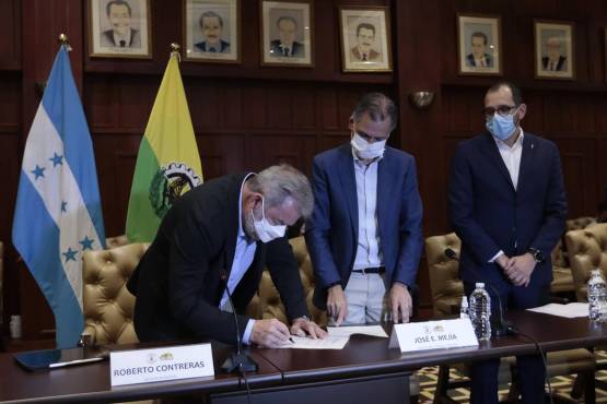 El alcalde de San Pedro Sula, Roberto Contreras, al momento de firmar el convenio con la Fenafuth y la FIFA FORWARD. (Foto Neptalí Romero)