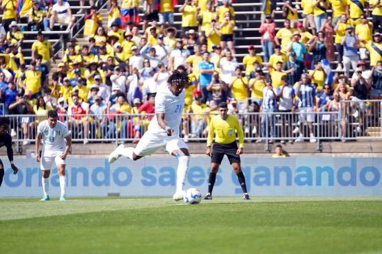 Bryan Róchez anotó el penal que le dio a Honduras el empate momentáneo frente a Ecuador.