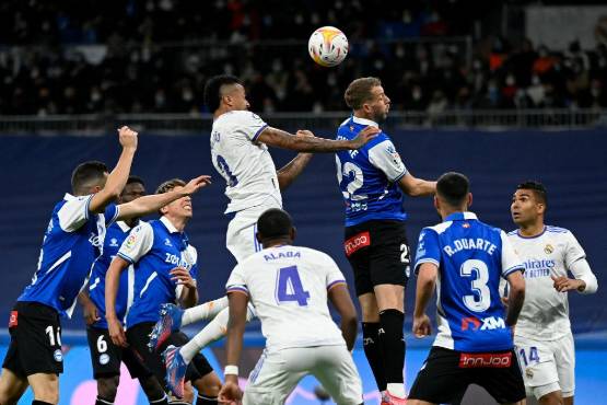 Militao hizo el primer aviso ante el Alavés con este remate de cabeza.