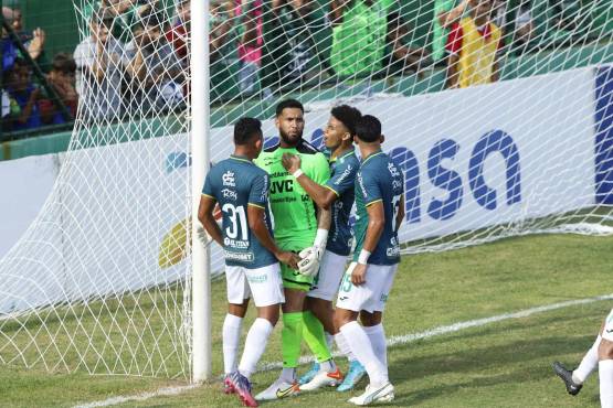 El portero César Samudio fue la figura del Marathón; atajó un penal que significaba el empate del Vida. FOTO: Neptalí Romero