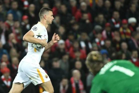 Roma's Bosnian striker Edin Dzeko (L) runs after scoring during the UEFA Champions League first leg semi-final football match between Liverpool and Roma at Anfield stadium in Liverpool, north west England on April 24, 2018. / AFP PHOTO / Filippo MONTEFORTE