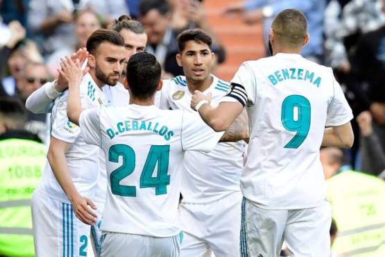 Real Madrid's Welsh forward Gareth Bale (back 2ndL) celebrates with teammates after scoring a goal during the Spanish League football match between Real Madrid and Leganes at the Santiago Bernabeu Stadium in Madrid on April 28, 2018. / AFP PHOTO / JAVIER SORIANO