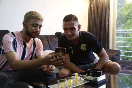 Rosas durante su extensa charla con el periodista de DIEZ, Omar Gutiérrez, en su hogar. Esto fue cuando le enseñamos el video junto al Potro.