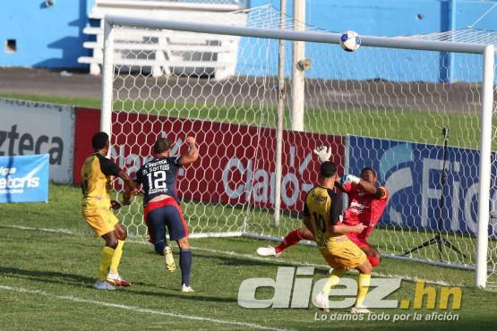 Espectacular atajada de Buba López ante Motagua. Foto: Marvin Salgado.