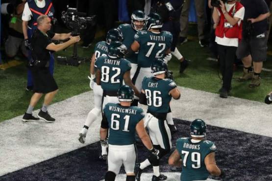 MINNEAPOLIS, MN - FEBRUARY 04: The Philadelphia Eagles celebrate the play against the New England Patriots during the second quarter in Super Bowl LII at U.S. Bank Stadium on February 4, 2018 in Minneapolis, Minnesota. Christian Petersen/Getty Images/AFP